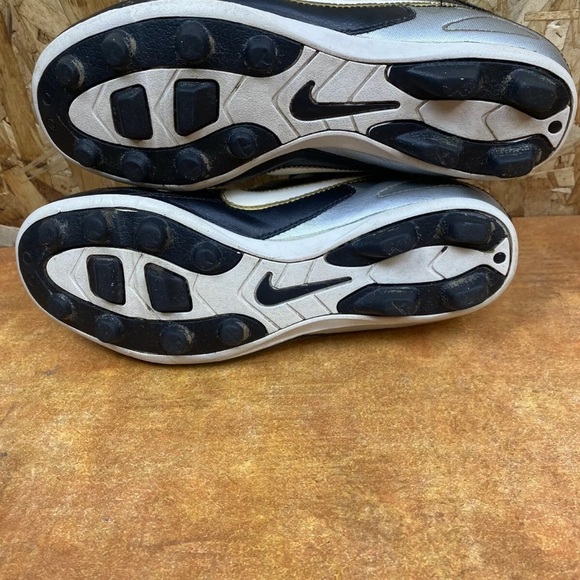 NIKE Soccer Shoes with Cleats Kid's size 6Y Black Silver Blue 359622-017 - Picture 4 of 5